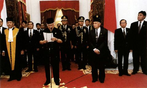 suharto resigns